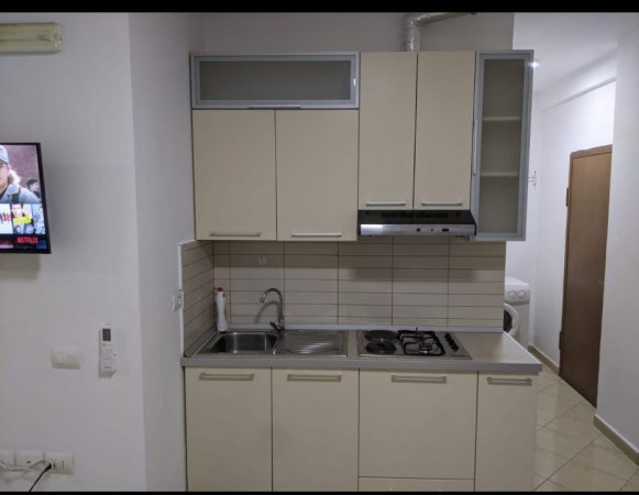 Vlore, jepet me qera per Student apartament 1+1 , 52 m² 210 € (Tek sheshi i madh i lungomares , 2 min larg universitetit)