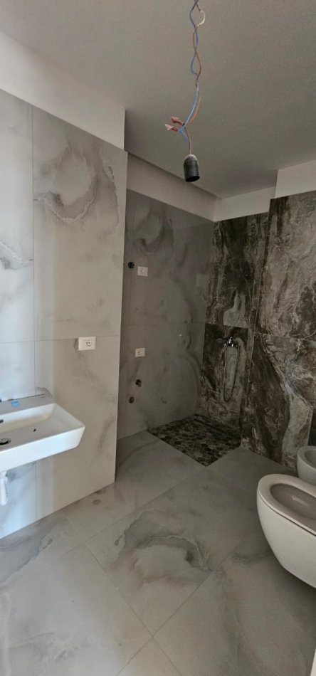 Tirane, jepet me qera zyre Kati 17, 160 m² 2.000 € (Rruga e Kavajes)
