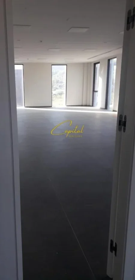 Tirane, jepet me qera ambjent biznesi Kati 2, 950 m² 2.000 € (VAQARR)