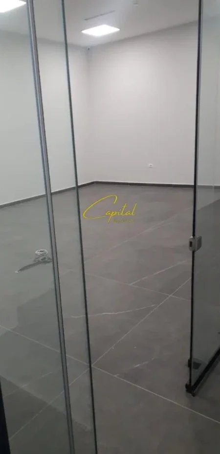 Tirane, jepet me qera ambjent biznesi Kati 2, 950 m² 2.000 € (VAQARR)