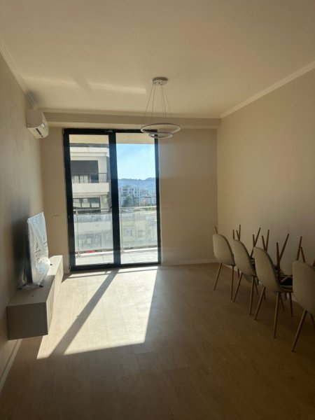 Tirane, jepet me qera apartament 1+1+Ballkon Kati 5, 95 m² 1.000 € (Golden Tower)