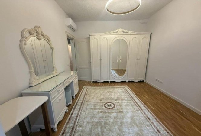 Tirane, jepet me qera Vile 3+1 Kati 1, 240 m² 2.100 € (TEG)