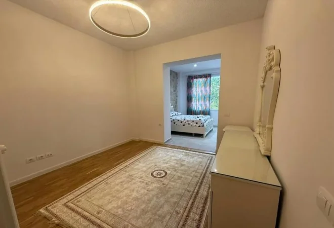 Tirane, jepet me qera Vile 3+1 Kati 1, 240 m² 2.100 € (TEG)