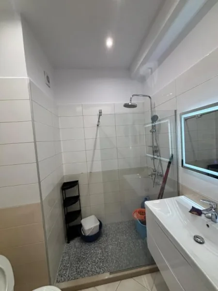 Tirane, jepet me qera apartament 1+1+Ballkon Kati 6, 70 m² 600 € (Pallati Tibo)