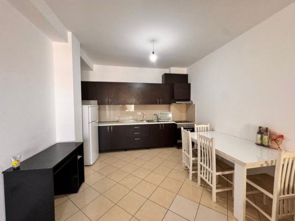 Tirane, jepet me qera apartament 2+1+Aneks+Ballkon Kati 8, 92 m² 450 € (UNAZE E RE)