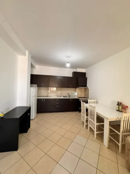 Tirane, jepet me qera apartament 2+1+Aneks+Ballkon Kati 8, 92 m² 450 € (UNAZE E RE)