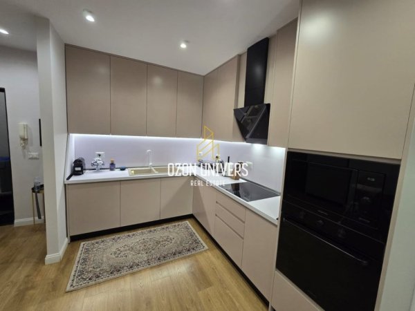 Tirane, jepet me qera apartament 2+1+Ballkon Kati 6, 127 m² 1.500 € (Sheshi Wilson, Tiranë)