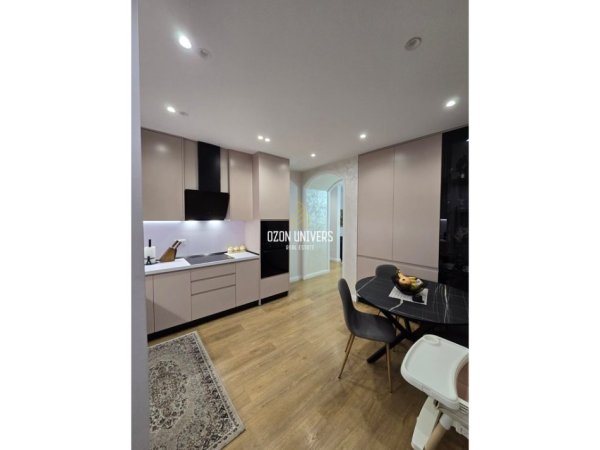 Tirane, jepet me qera apartament 2+1+Ballkon Kati 6, 127 m² 1.500 € (Sheshi Wilson, Tiranë)