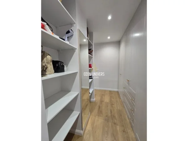 Tirane, jepet me qera apartament 2+1+Ballkon Kati 6, 127 m² 1.500 € (Sheshi Wilson, Tiranë)