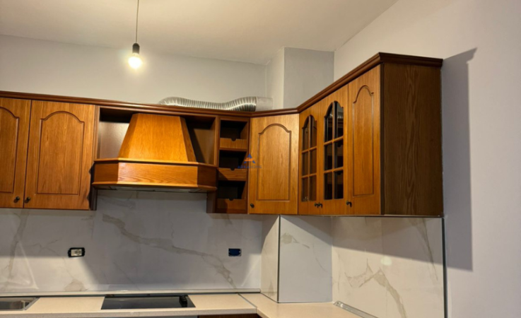 Tirane, jepet me qera apartament 2+1+Ballkon Kati 4, 110 m² 750 € (KOMUNA E PARISIT)