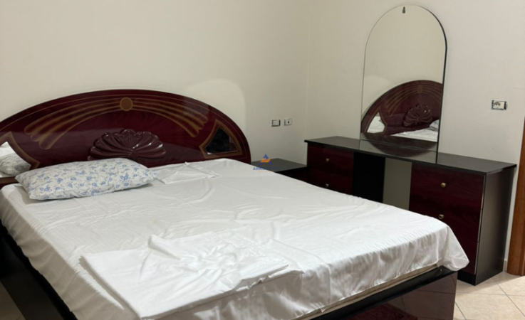 Tirane, jepet me qera apartament 2+1+Ballkon Kati 4, 110 m² 750 € (KOMUNA E PARISIT)