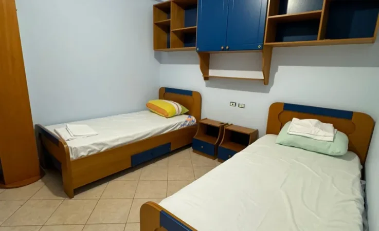 Tirane, jepet me qera apartament 2+1+Ballkon Kati 4, 110 m² 750 € (KOMUNA E PARISIT)