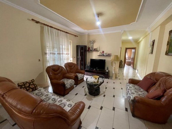 Tirane, jepet me qera apartament 1+1 , 80 m² 450 € 