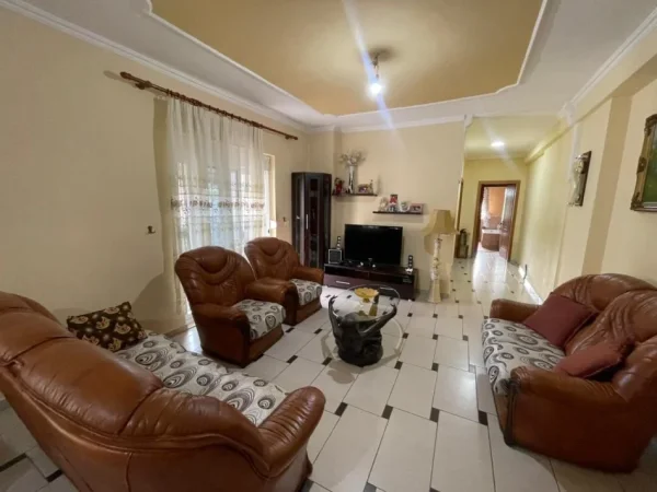 Tirane, jepet me qera apartament 1+1 , 80 m² 450 € 