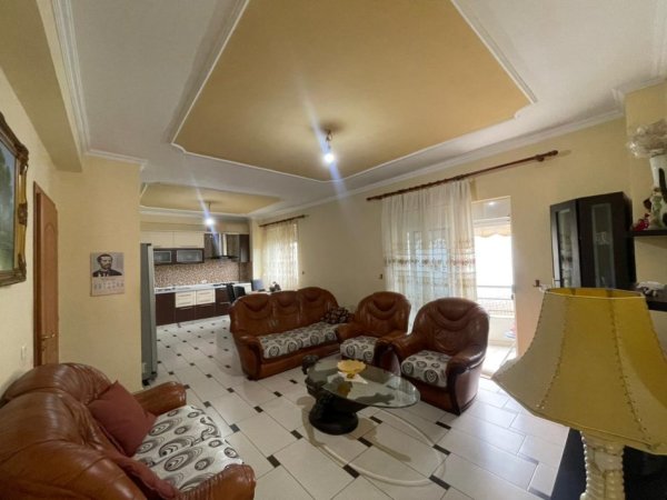 Tirane, jepet me qera apartament 1+1 , 80 m² 450 € 