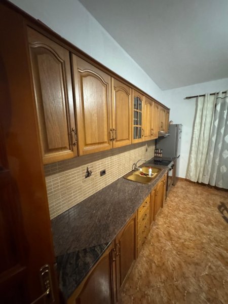 Tirane, jepet me qera apartament 2+1 Kati 2, 400 € 
