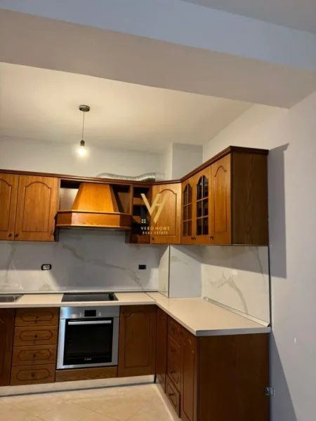 Tirane, jepet me qera apartament 2+1+Ballkon Kati 4, 100 m² 100 € (KOMUNA E PARISIT)