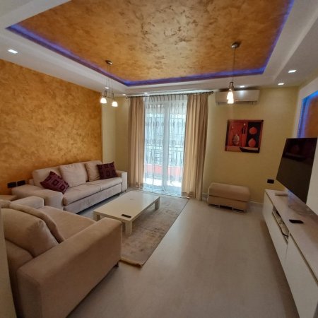 Tirane, jepet me qera apartament 2+1 Kati 5, 850 € (komuna e parisit)