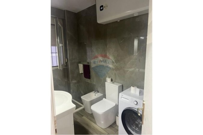 Tirane, jepet me qera apartament 2+1 , 90 m² 450 € (Shkoze)