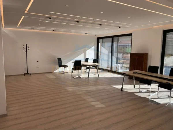 Tirane, jepet me qera ambjent biznesi Kati 7, 110 m² 1.150 € (Blloku)