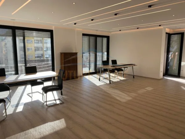 Tirane, jepet me qera ambjent biznesi Kati 7, 110 m² 1.150 € (Blloku)