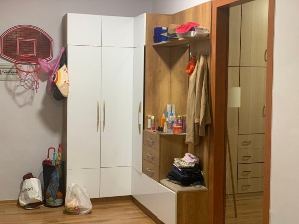 Jepet me Qera Apartamenti 2+1 me Ballkon ne Yzberisht,  Kati 3, 90 m² 550 €uro