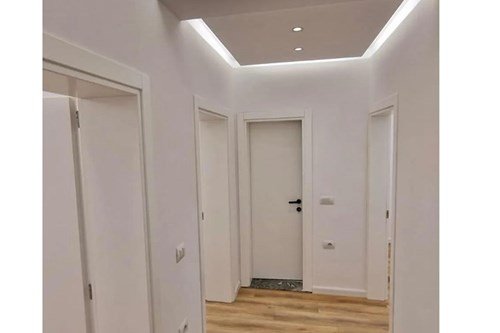Tirane, jepet me qera apartament 3+1 , 104 m² 900 € (Mine Peza)