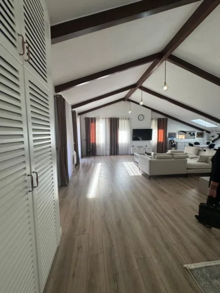Tirane, jepet me qera apartament+verande | Penthouse 3+1 Kati 1, 250 m² 2.200 € (TEG)