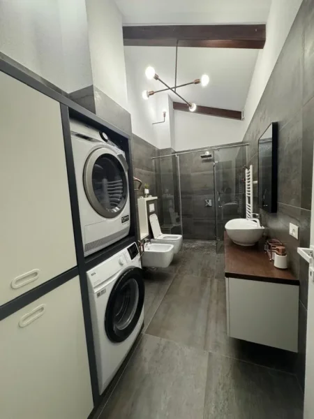 Tirane, jepet me qera apartament+verande | Penthouse 3+1 Kati 1, 250 m² 2.200 € (TEG)