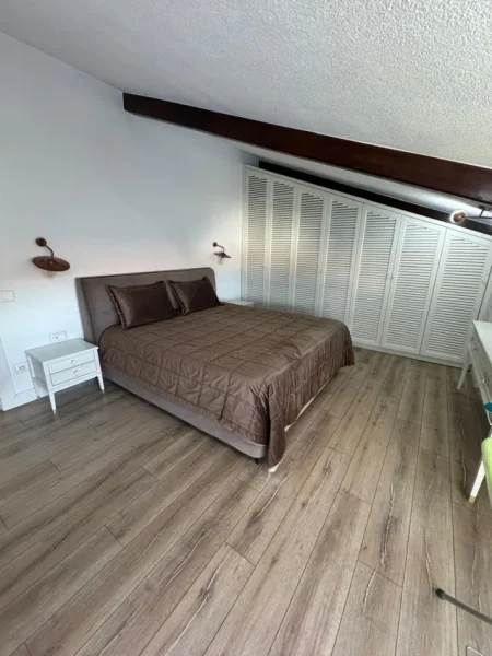 Tirane, jepet me qera apartament+verande | Penthouse 3+1 Kati 1, 250 m² 2.200 € (TEG)