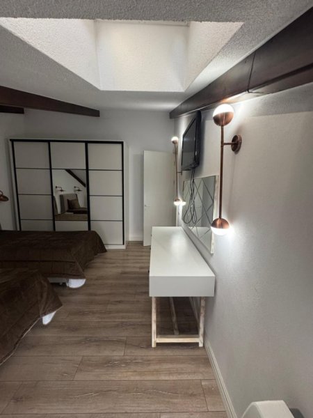 Tirane, jepet me qera apartament+verande | Penthouse 3+1 Kati 1, 250 m² 2.200 € (TEG)