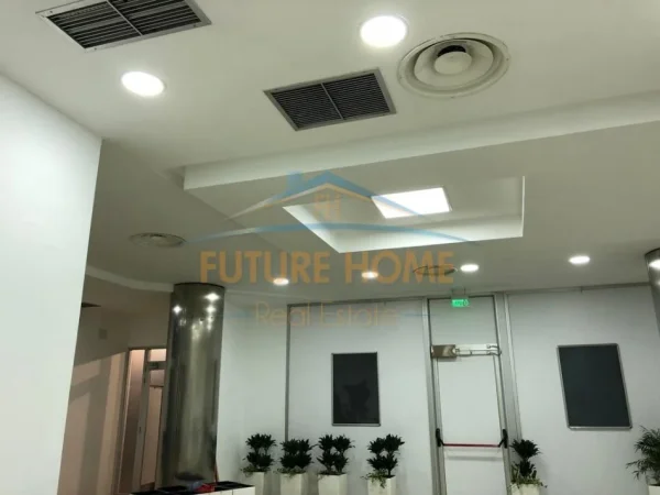 Tirane, jepet me qera ambjent biznesi Kati 1, 780 m² 24.000 € (Bulevardi Deshmoret e Kombit)