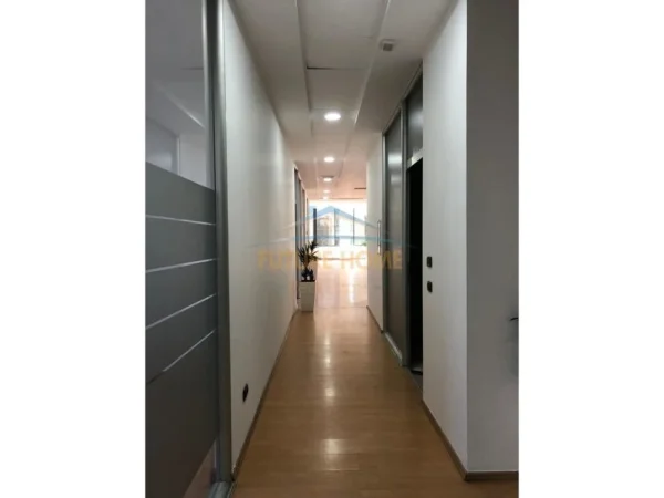 Tirane, jepet me qera ambjent biznesi Kati 1, 780 m² 24.000 € (Bulevardi Deshmoret e Kombit)
