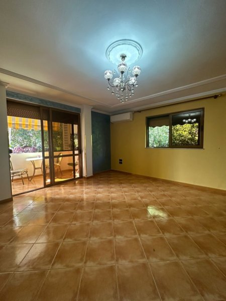 Tirane, shitet apartament 3+1+Ballkon Kati 2, 110 m² (Rruga Muhamet Gjollesha)