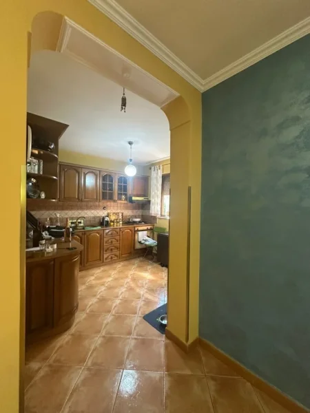 Tirane, shitet apartament 3+1+Ballkon Kati 2, 110 m² (Rruga Muhamet Gjollesha)