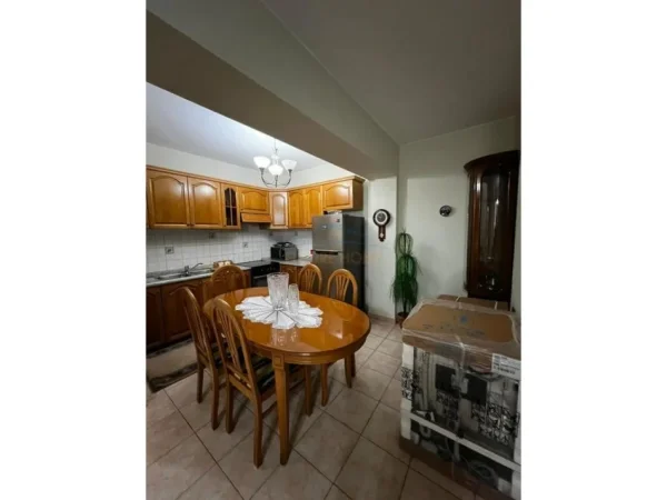 Tirane, jepet me qera apartament 2+1 Kati 4, 106 m² 800 € (PRANE GJIMNAZIT PETRO NINI LUARASI)