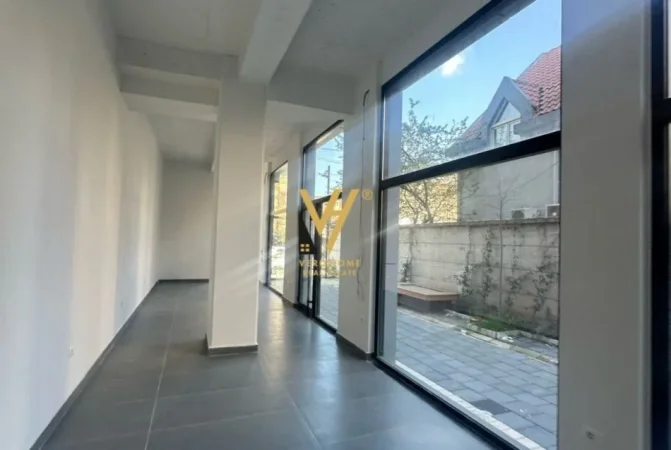 Tirane, jepet me qera ambjent biznesi Kati 0, 65 m² 1.200 € (ALI DEMI)