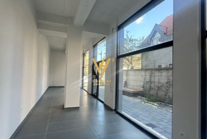 Tirane, jepet me qera ambjent biznesi Kati 0, 65 m² 1.200 € (ALI DEMI)