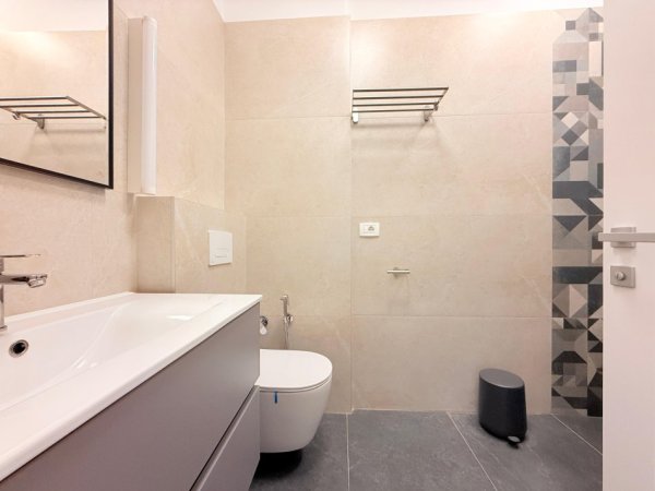 Tirane, jepet me qera apartament 2+1 Kati 2, 80 m² 900 € (Park Life, Liqeni i Thatë)