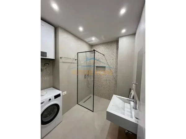 Tirane, jepet me qera apartament 2+1+Ballkon Kati 2, 99 m² 800 € (PRANE REZIDENCES 1)