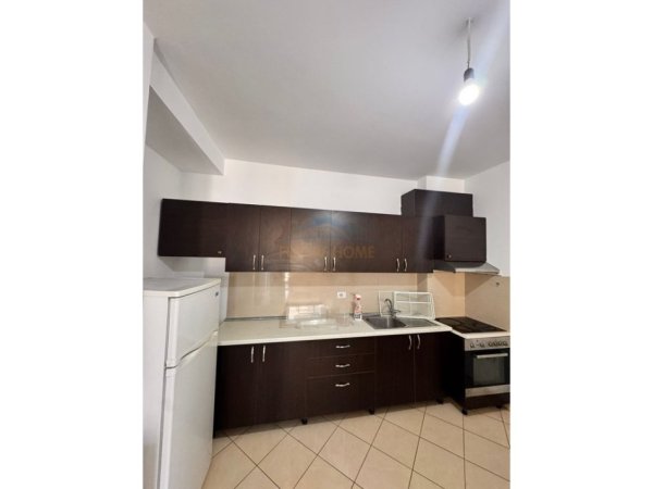 Tirane, jepet me qera apartament 2+1+Ballkon Kati 8, 92 m² 450 € (PRANE VILES L)
