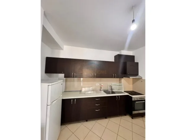 Tirane, jepet me qera apartament 2+1+Ballkon Kati 8, 92 m² 450 € (PRANE VILES L)