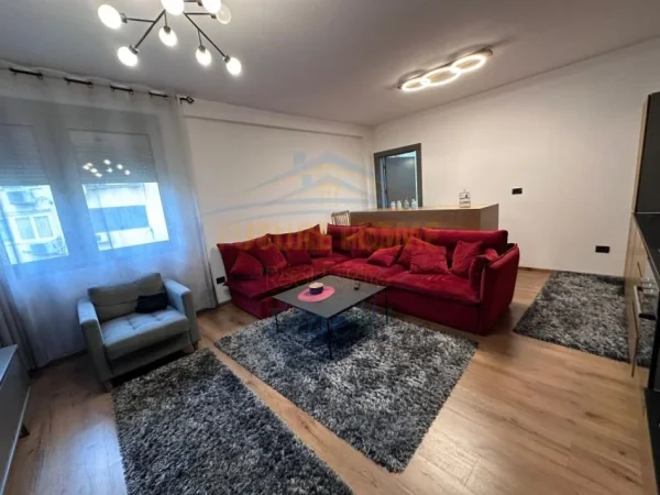 Tirane, jepet me qera apartament 2+1+Ballkon Kati 3, 80 m² 800 € (PRANE SHKOLLES SE BALETIT)