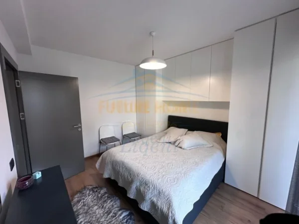 Tirane, jepet me qera apartament 2+1+Ballkon Kati 3, 80 m² 800 € (PRANE SHKOLLES SE BALETIT)