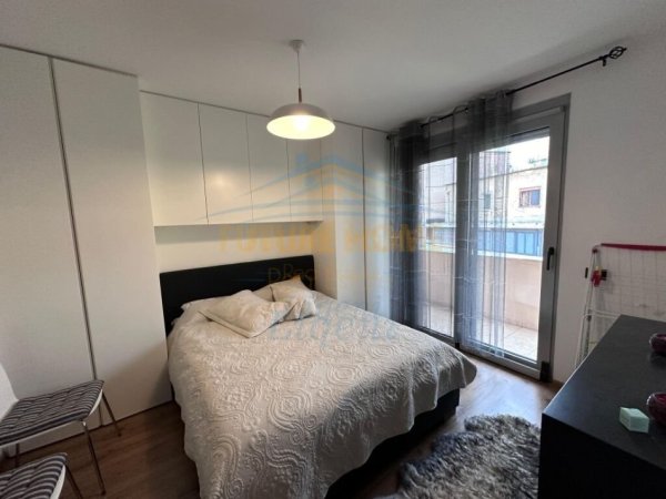 Tirane, jepet me qera apartament 2+1+Ballkon Kati 3, 80 m² 800 € (PRANE SHKOLLES SE BALETIT)