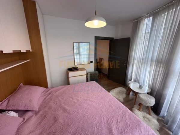 Tirane, jepet me qera apartament 2+1+Ballkon Kati 3, 80 m² 800 € (PRANE SHKOLLES SE BALETIT)