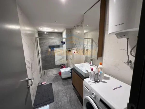 Tirane, jepet me qera apartament 2+1+Ballkon Kati 3, 80 m² 800 € (PRANE SHKOLLES SE BALETIT)