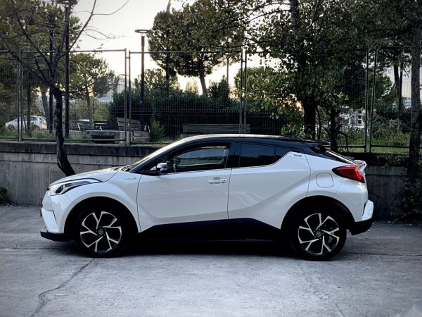 Tirane, shes makine Toyota CHR Hybrid Benzin, e bardhë automatik Klima 139.000 km 18.500 €