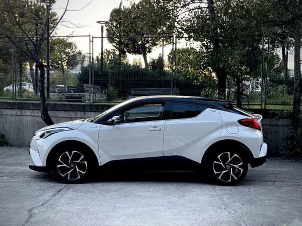 Tirane, shes makine Toyota CHR Hybrid Benzin, e bardhë automatik Klima 139.000 km 18.500 €