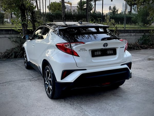 Tirane, shes makine Toyota CHR Hybrid Benzin, e bardhë automatik Klima 139.000 km 18.500 €